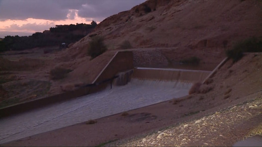 سد وادي شعيب يبدأ الإفاضة بعد امتلائه بمياه الأمطار