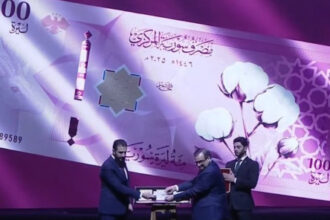الرئيس السوري وحاكم المصرف المركزي يكشفان عن العملة الجديدة