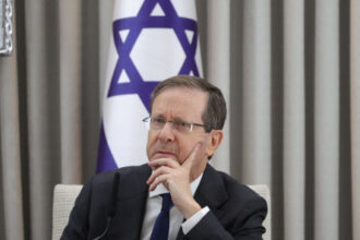 مكتب هرتسوغ ينفي محادثاته مع ترامب بشأن عفو نتنياهو