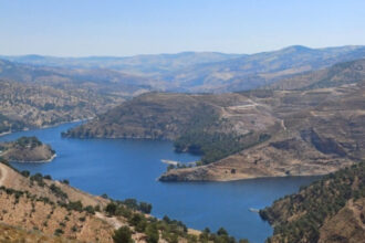 وزير المياه يطلع على سد الملك طلال