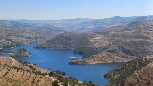 وزير المياه يطلع على سد الملك طلال