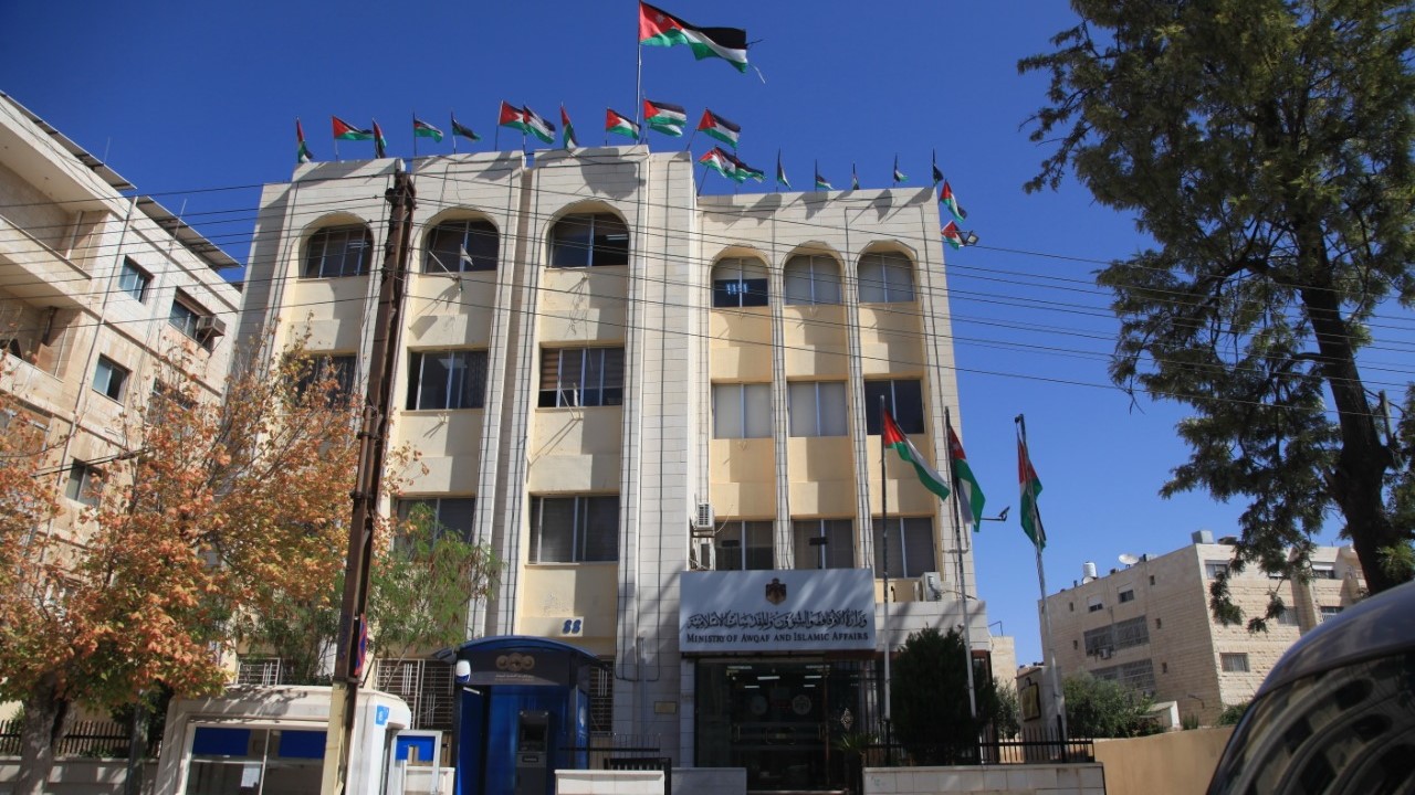 الأوقاف تدعو المعتمرين للتحقق من اعتماد شركات العمرة