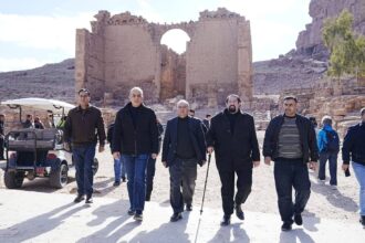 وزير السياحة يطمئن على سير الحركة السياحية في البترا ويشيد بتحسن تجربة الزوار