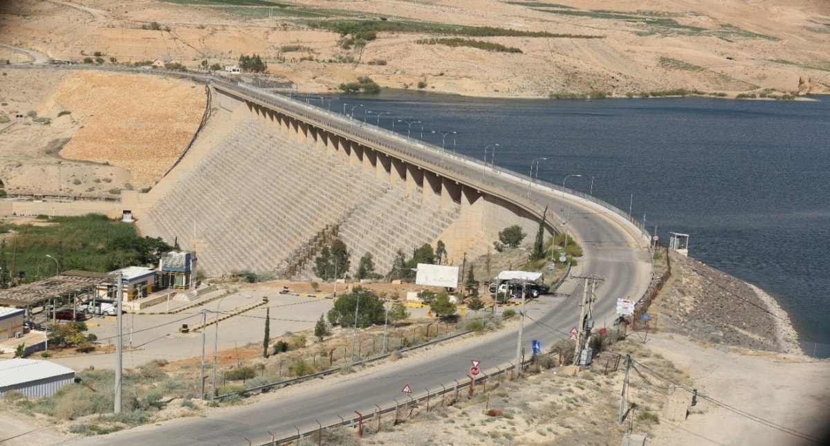 وزارة المياه تغلق بوابات سد الموجب بعد تعزيز القدرة التخزينية