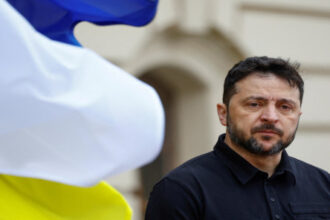 زيلينسكي يبحث مع ترامب إمكانية نشر قوات أميركية في أوكرانيا