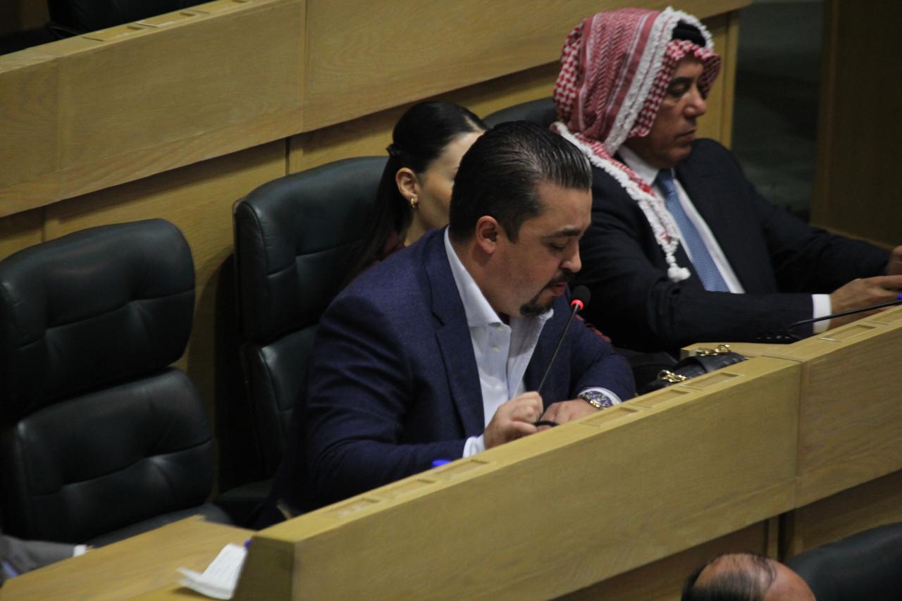 النائب أندريه العزوني ينتقد سياسات الحكومة والبنوك والفائدة