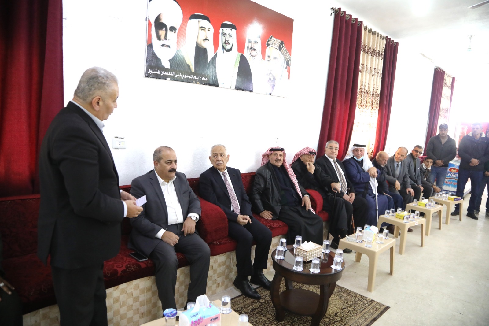 صورة حول : *مندوبا عن الملك وولي العهد.. العيسوي يعزي الشلول والصبيحات والغزالي والعثمان* *مندوبا عن الملك وولي العهد.. العيسوي يعزي الشلول والصبيحات والغزالي والعثمان*