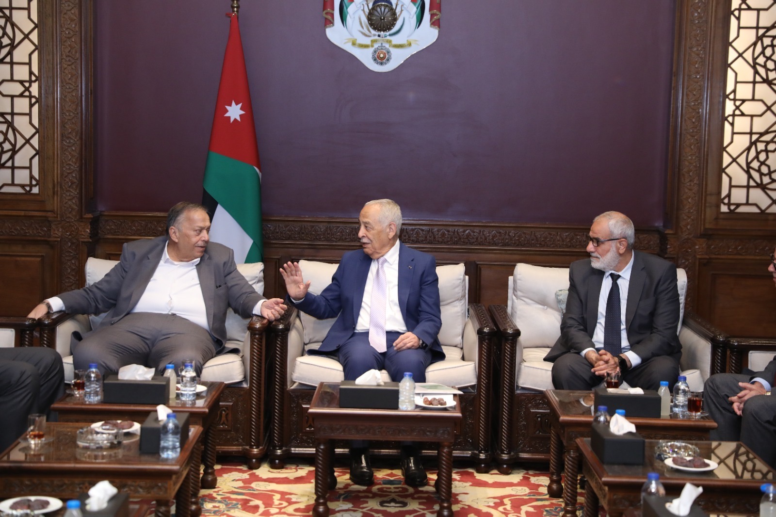 *رئيس الديوان الملكي يلتقي وفدا من جماعة عمان لحوارات المستقبل*