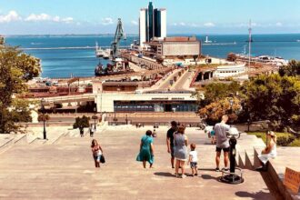 صاروخ روسي يسقط في أوديسا ويوقع قتلى وجرحى