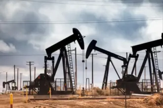 النفط يتراجع رغم عاصفة تقلّص الإنتاج