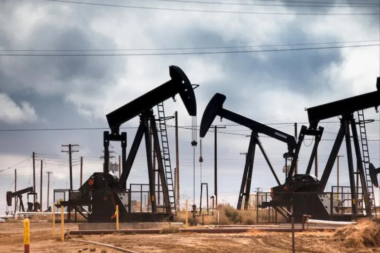 النفط يتراجع رغم عاصفة تقلّص الإنتاج