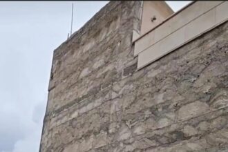 سقوط واجهة حجرية في مبنى بإربد