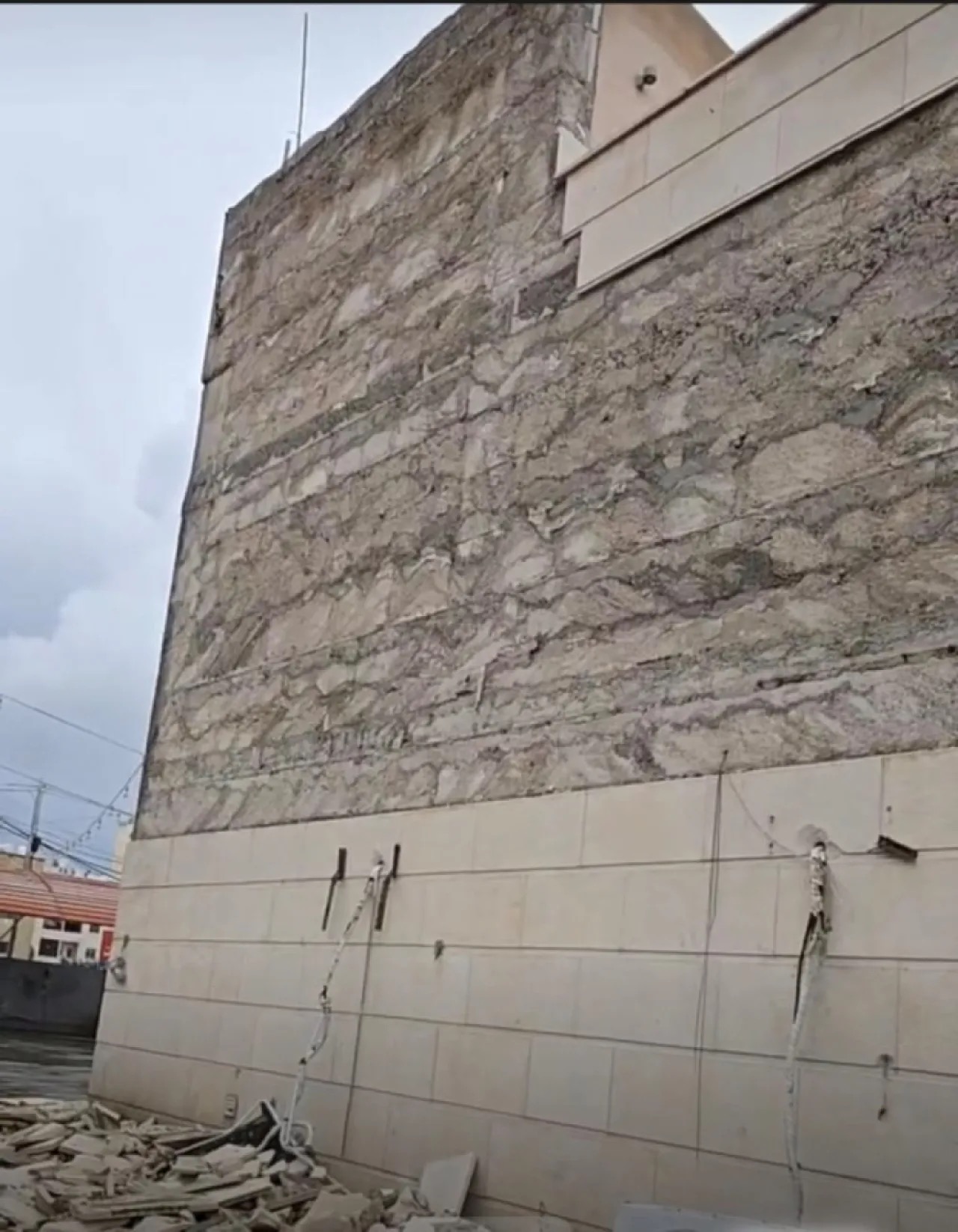 سقوط واجهة حجرية في مبنى بإربد