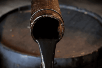 النفط يسجل خسائر سنوية قرب 20% عند التسوية