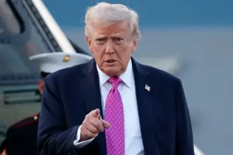 ترامب يحذر بريطانيا من علاقات تجارية بالصين