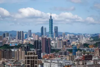 رئيس تايوان يتعهد بالدفاع عن سيادة الجزيرة