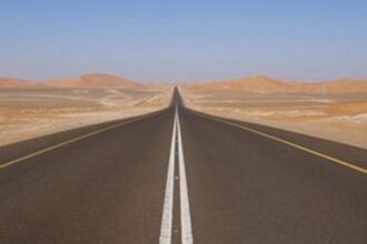 ضبط مركبة تسير بسرعة جنونية على طريق الأزرق