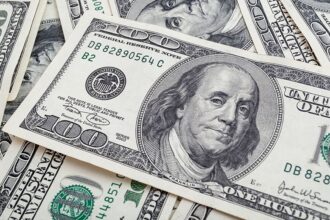 الدولار يحافظ على مكاسبه وسط استقرار العملات