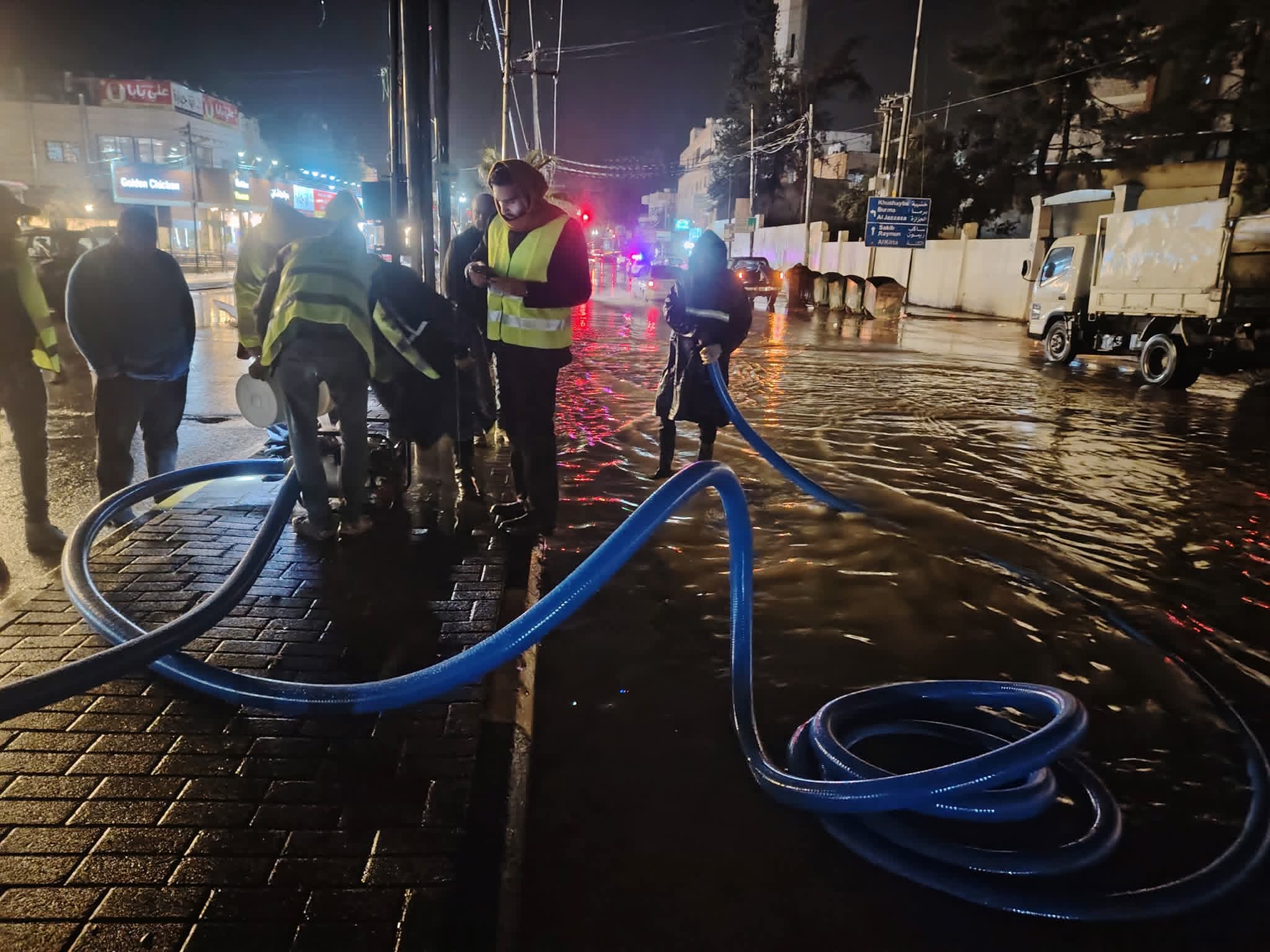 بلدية جرش تفتح كندرين الجزيرة الوسطية لتصريف مياه الأمطار