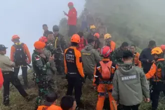 العثور على جثث ركاب طائرة الاستطلاع الإندونيسية المنكوبة