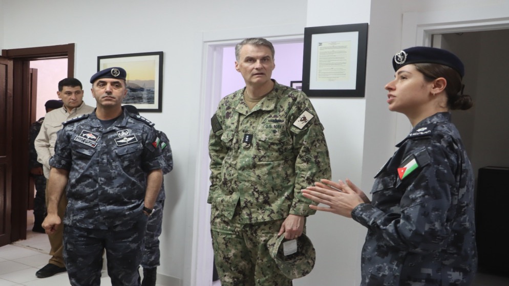 قائد القوات البحرية الأميركية يزور القوة البحرية والزوارق الملكية بالأردن