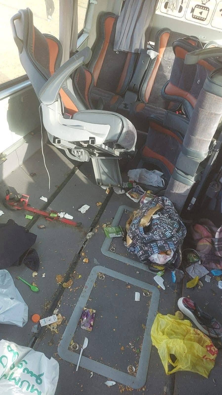 عاجل | انقلاب باص معتمرين أردنيين على الطريق الصحراوي في السعودية