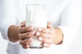 أي أنواع الحليب يسبب الانتفاخ؟ طبيب يحدد الأفضل والأسوأ