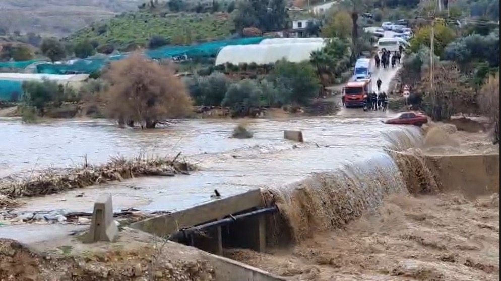 ارتفاع منسوب مياه سيل الزرقاء يغلق شارع جبة في جرش