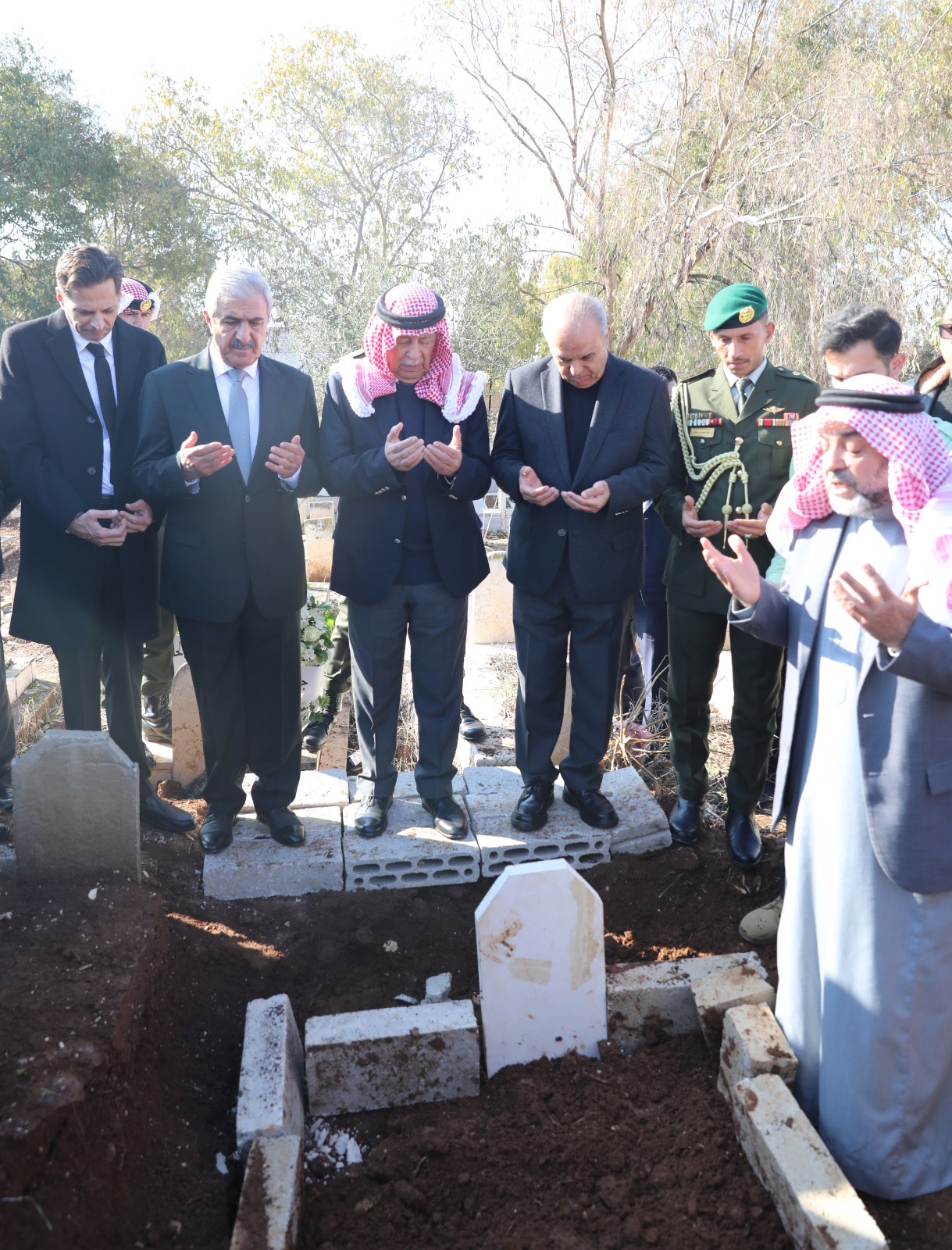 صورة حول : مندوباً عن الملك وولي العهد … العيسوي يشارك في تشييع جثمان العين والوزير الأسبق صالح إرشيدات مندوباً عن الملك وولي العهد … العيسوي يشارك في تشييع جثمان العين والوزير الأسبق صالح إرشيدات