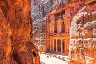 النائب يوسف الرواضية يوجّه انتقادات حادة لأداء سلطة البترا