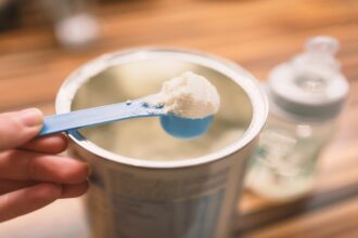 فرنسا تخفض الحد الأقصى لمادة السيروليد في حليب الأطفال