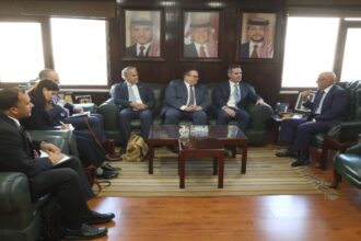 وزير المياه يستقبل مسؤولاً أمريكياً لمناقشة التحديات المائية