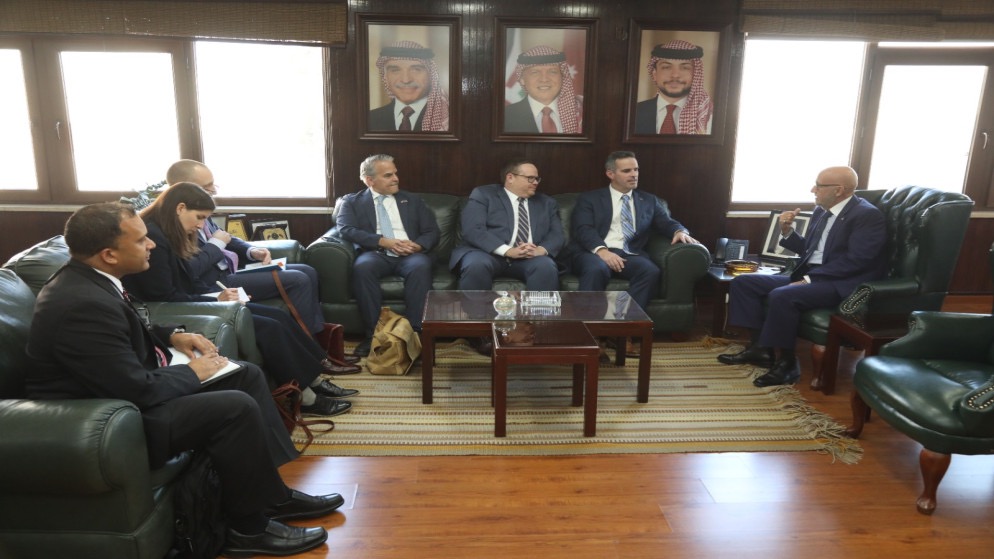 وزير المياه يستقبل مسؤولاً أمريكياً لمناقشة التحديات المائية