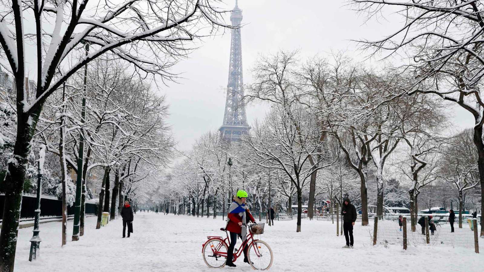 الغاء 140 رحلة جوية وتوقف الحافلات بسبب الثلوج في باريس