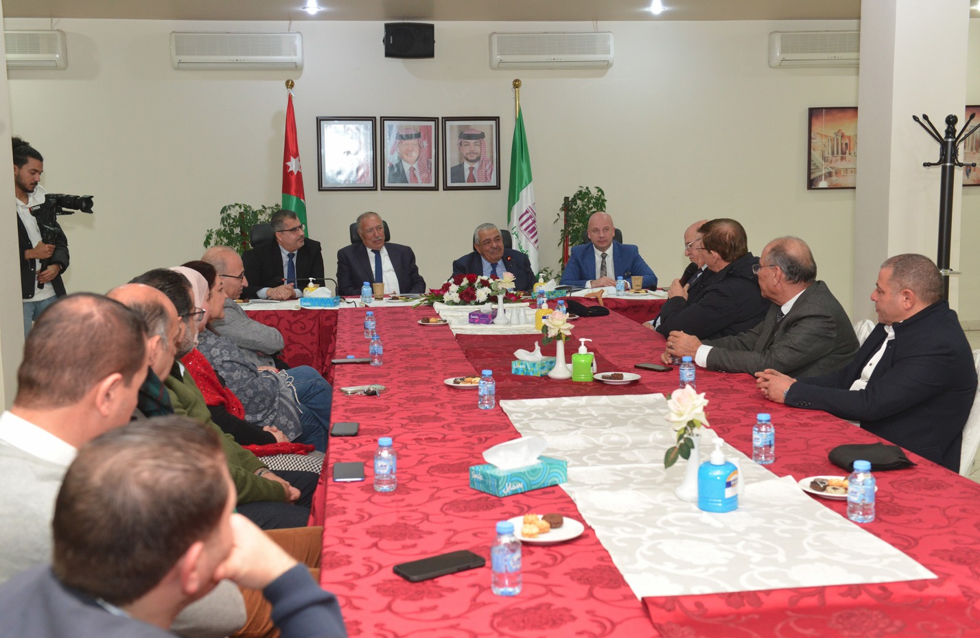 من جامعة البترا.. الروابدة يقدّم السردية الأردنية لدولة تأسست على الرسالة والدور القومي