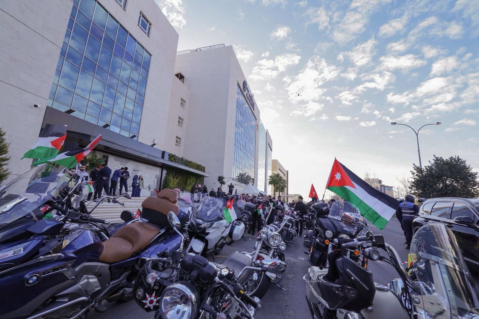 (بالفيديو) مسيرة ضخمة انطلقت من الشركة وجابت شوارع عمّان.. زين تحتفي بالعيد الرابع والستين لميلاد جلالة الملك