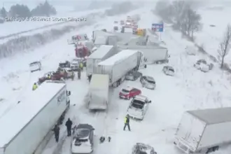 تصادم أكثر من 100 مركبة بسبب عاصفة ثلجية وانعدام الرؤية في ميشيغن