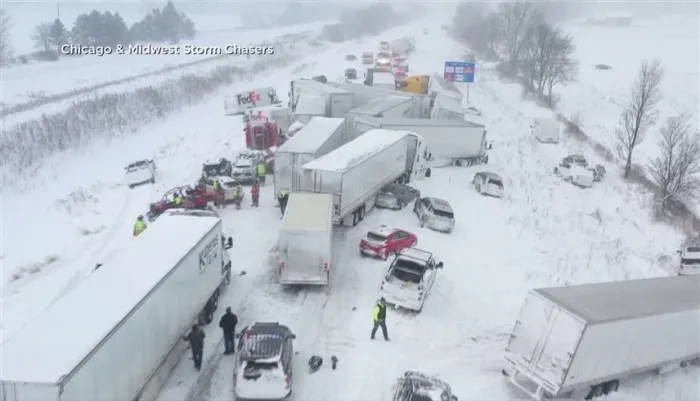 تصادم أكثر من 100 مركبة بسبب عاصفة ثلجية وانعدام الرؤية في ميشيغن