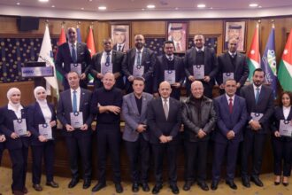 تجارة عمّان تكرّم عددا من موظفيها تقديرا لسنوات عطائهم وأدائهم المتميز