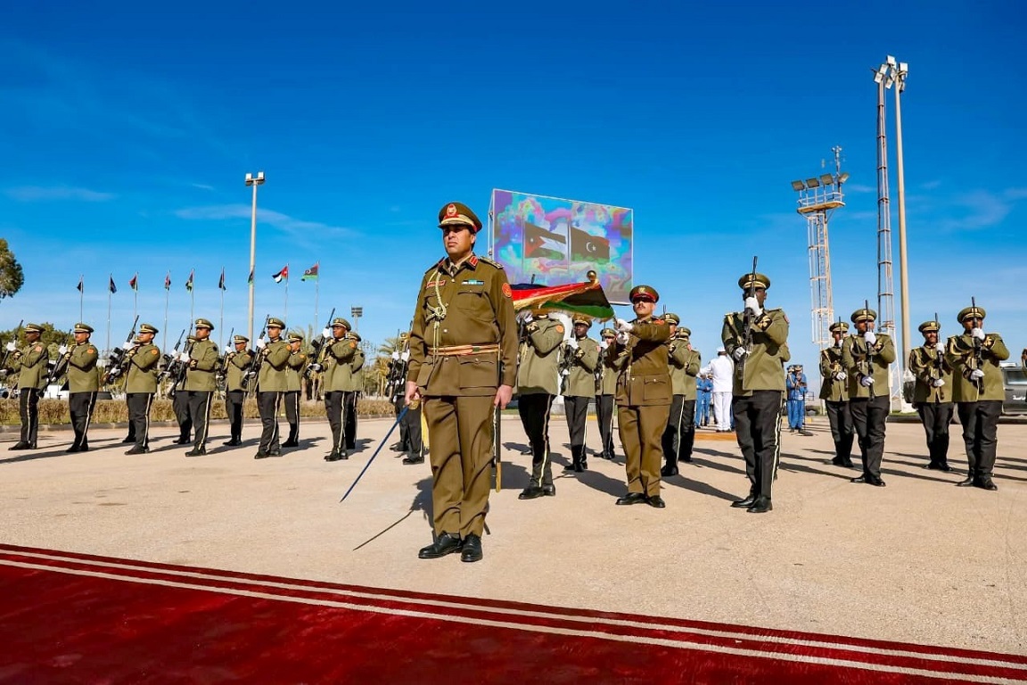 الحنيطي يبحث تعزيز التعاون العسكري مع ليبيا