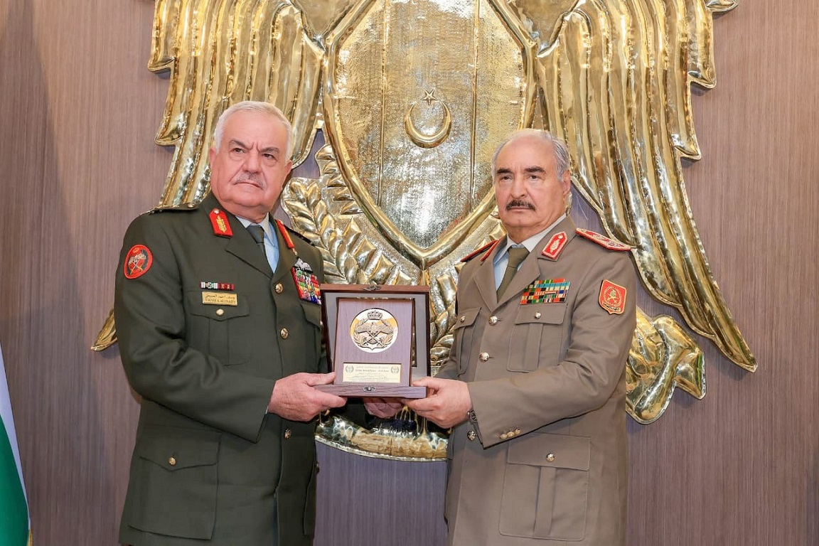 الحنيطي يبحث تعزيز التعاون العسكري مع ليبيا