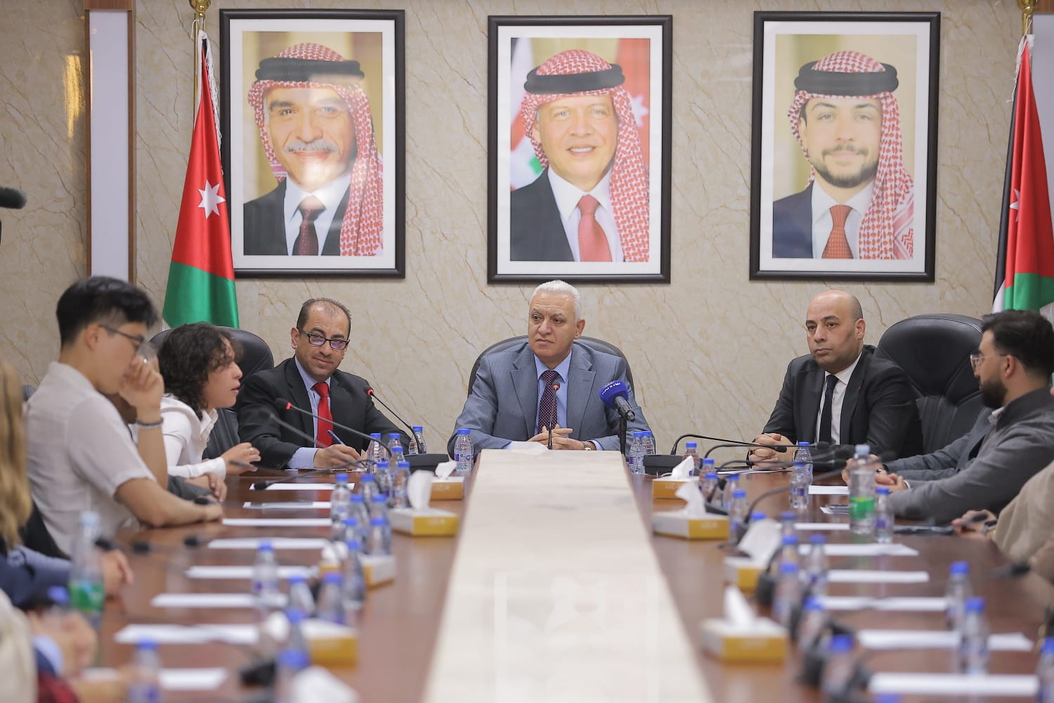 العموش لطلاب جامعة فرجينيا: الديمقراطية الأردنية راسخة بإيمان المواطن