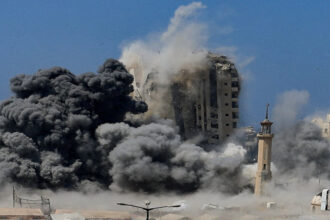 غارات إسرائيلية تستهدف مواقع غزة بعد مقتل فلسطينيين