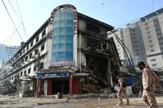 ارتفاع ضحايا حريق كراتشي إلى 67