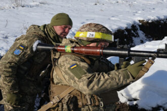رئيس الأركان الروسي يتفقد وحدات عسكرية في شرق أوكرانيا