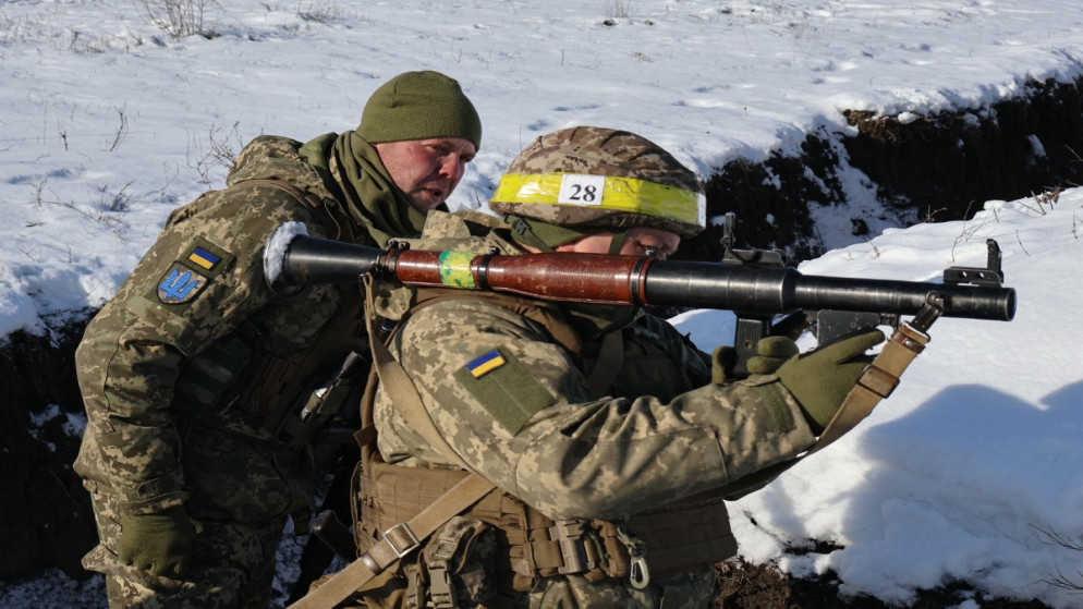 رئيس الأركان الروسي يتفقد وحدات عسكرية في شرق أوكرانيا