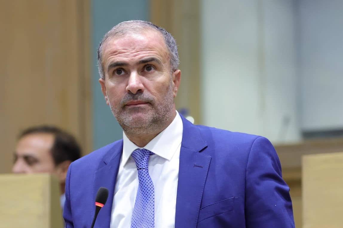 النائب أية الله فريحات ينتقد مغادرة حسان ويحمّل الحكومة مسؤولية الأضرار