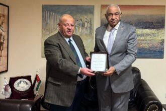 السفير السوداني يلتقي سماوي ويكرّمه بدرع نظير جهوده في دعمه الدائم للثقافة والمثقفين