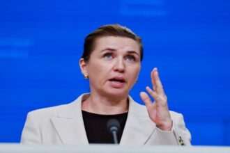 رئيسة وزراء الدنمارك: غرينلاند أمام لحظة حاسمة في ظل أطماع ترامب