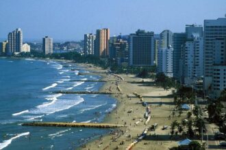 كولومبيا تستأنف رحلات ترحيل المهاجرين من أمريكا